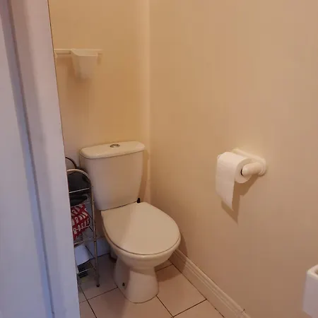 Centre With Shared Bathroom *