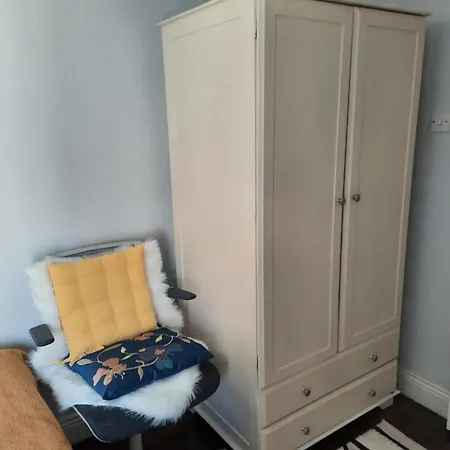 Centre With Shared Bathroom *